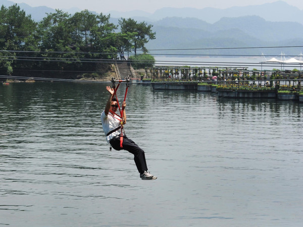 景区无动力游乐设备空中飞人 惊险刺激  让游客体验凌空飞渡