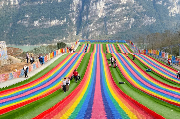 网红七彩滑道 周末火爆打卡地 惊险刺激好玩
