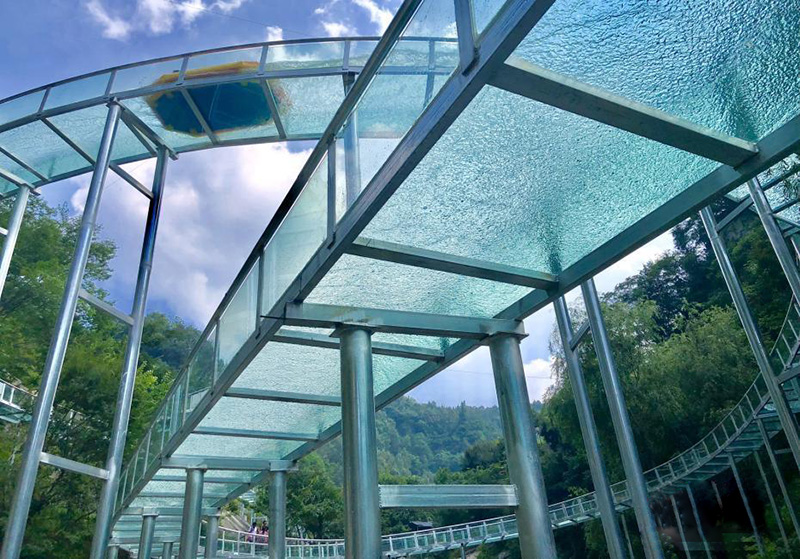 玻璃水滑道设计施工厂家带您了解网红玻璃漂流项目