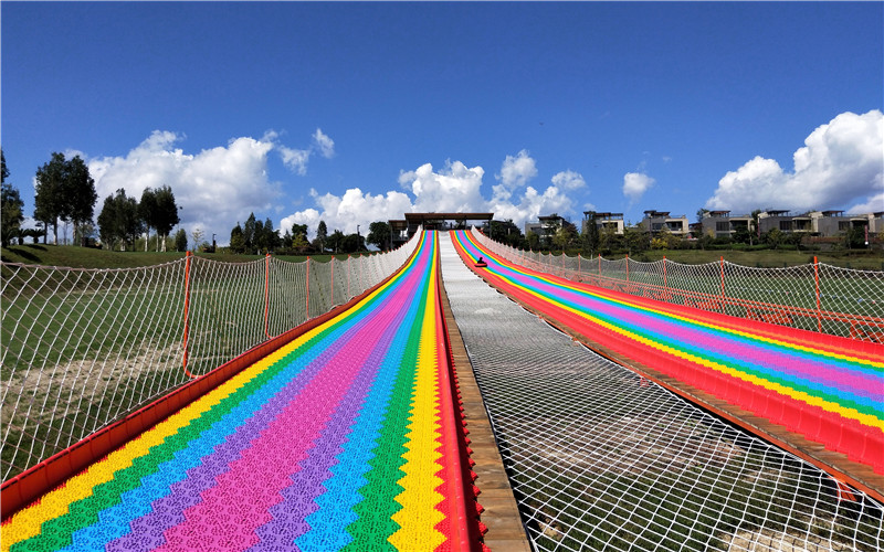 七彩滑道带给你一种神秘的体验