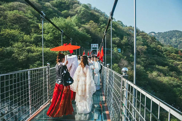 玻璃吊桥如何维护，听听玻璃吊桥厂家怎么说