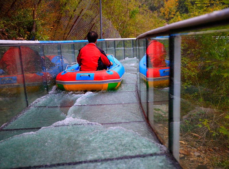 景区网红打卡玻璃水滑道选择拼装滑道优势特点是什么？